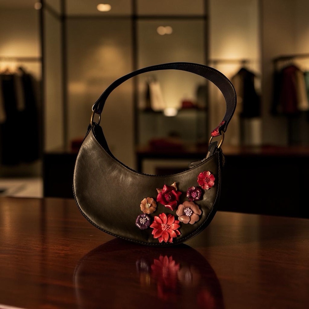 SANTI Vintage-Style Leather Shoulder Bag with Handcrafted Floral Appliqué